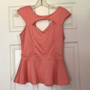 Super cute peachy pink top!🍑